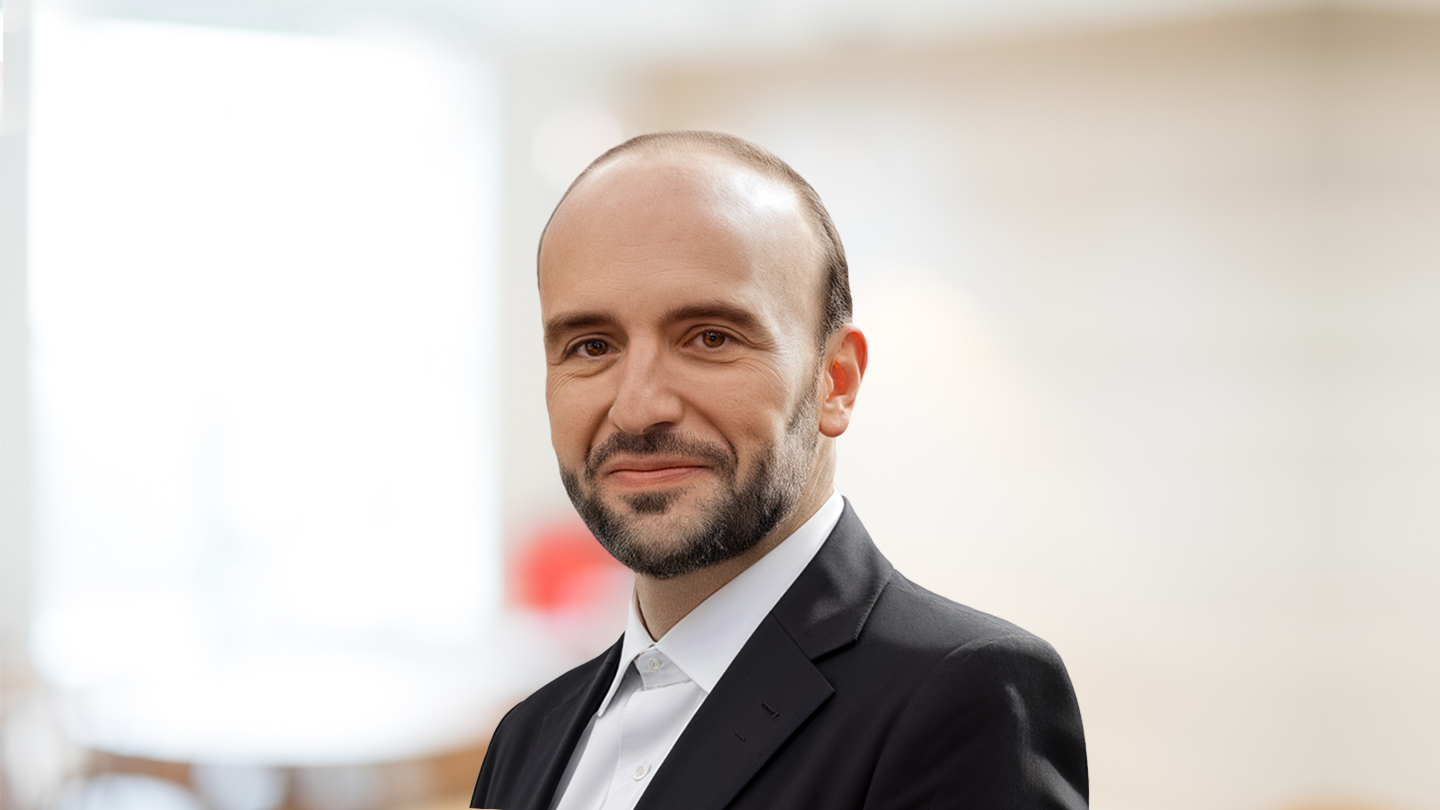 Headshot of Alejandro Llorente